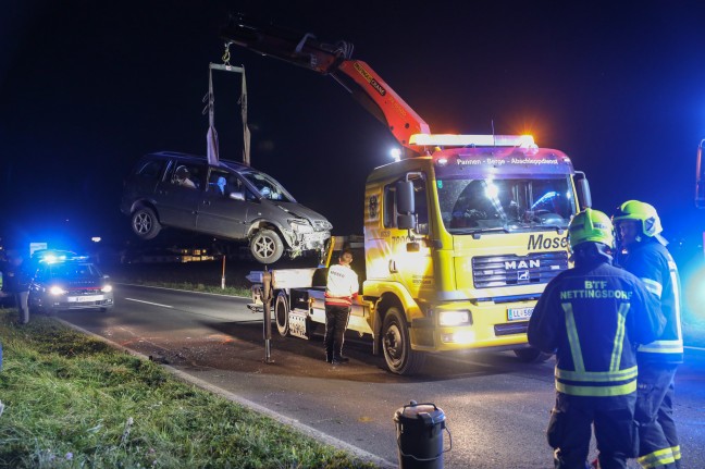 Menschenrettung nach schwerer Kollision zweier Autos auf Kremstalstrae in Ansfelden