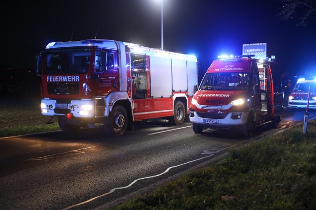 Menschenrettung nach schwerer Kollision zweier Autos auf Kremstalstrae in Ansfelden