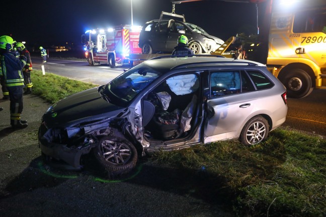 Menschenrettung nach schwerer Kollision zweier Autos auf Kremstalstraße in Ansfelden