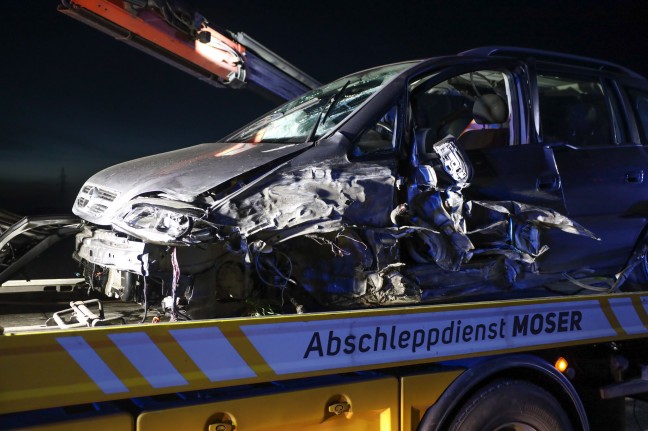 Menschenrettung nach schwerer Kollision zweier Autos auf Kremstalstrae in Ansfelden