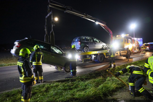 Menschenrettung nach schwerer Kollision zweier Autos auf Kremstalstraße in Ansfelden