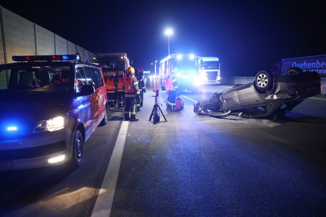 Autoüberschlag nach Verkehrsunfall auf Westautobahn bei Allhaming