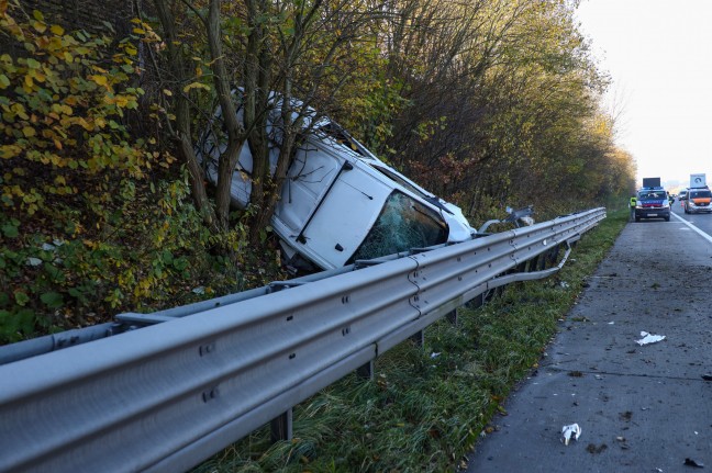 Auto bei Unfall auf Westautobahn in Sipbachzell hinter Leitschiene gegen Bäume gekracht