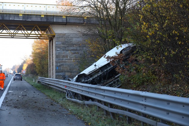 Auto bei Unfall auf Westautobahn in Sipbachzell hinter Leitschiene gegen Bäume gekracht