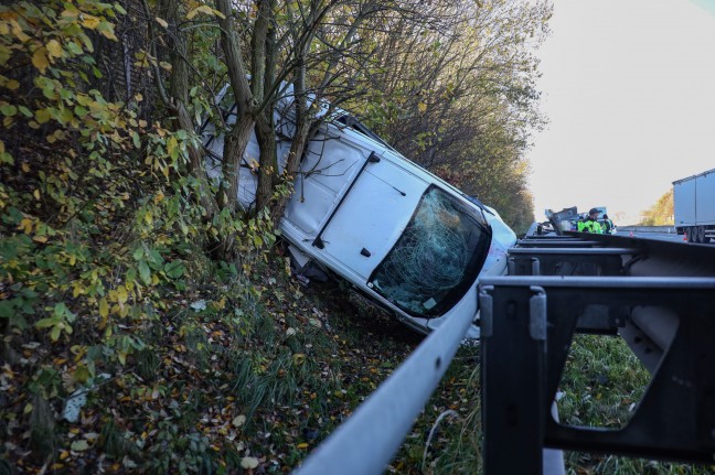 Auto bei Unfall auf Westautobahn in Sipbachzell hinter Leitschiene gegen Bume gekracht