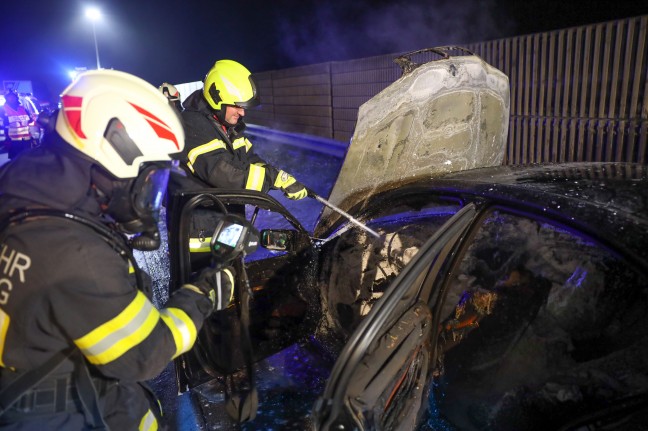 Auto auf Westautobahn bei Sipbachzell nach technischem Defekt in Flammen aufgegangen