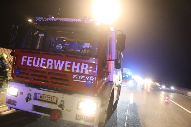 Auto auf Westautobahn bei Sipbachzell nach technischem Defekt in Flammen aufgegangen