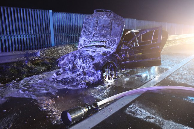 Auto auf Westautobahn bei Sipbachzell nach technischem Defekt in Flammen aufgegangen