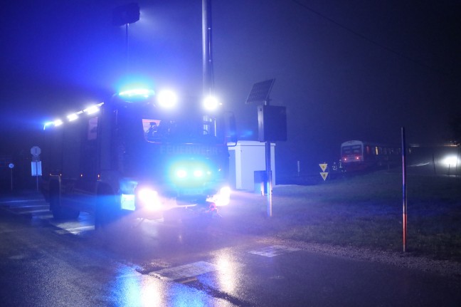 Auto auf Bahnbergang in Sattledt mit Regionalzug der Almtalbahn kollidiert