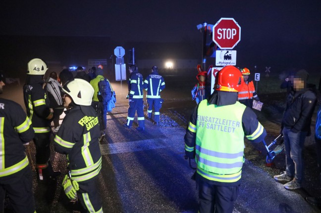 Auto auf Bahnübergang in Sattledt mit Regionalzug der Almtalbahn kollidiert