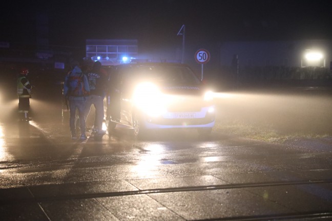 Auto auf Bahnübergang in Sattledt mit Regionalzug der Almtalbahn kollidiert