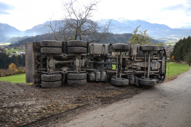 LKW auf Zufahrtsstrae in Rosenau am Hengstpa umgestrzt