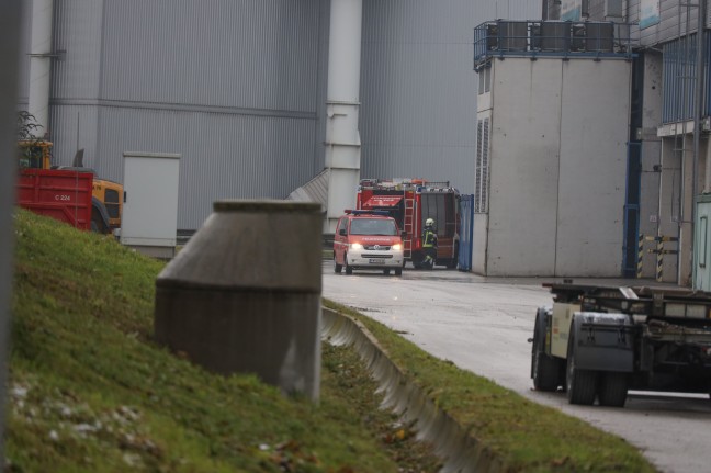 Brandeinsatz bei Abfallentsorgungsunternehmen in Wels-Schafwiesen