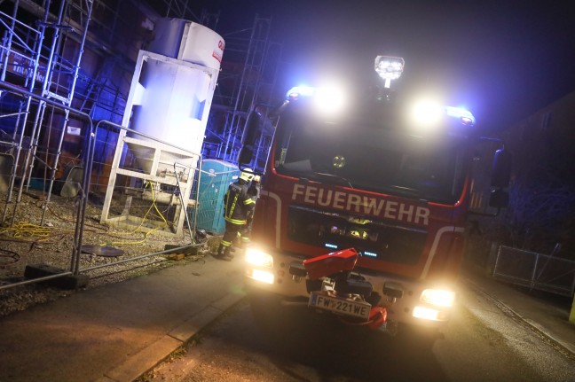 Beschädigte Straßenbeleuchtung nach Unfall in Wels-Vogelweide durch Feuerwehr entfernt