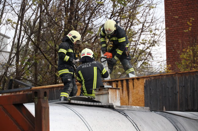 Brand eines Technikgebäudes bei einem Unternehmen in Wels-Pernau