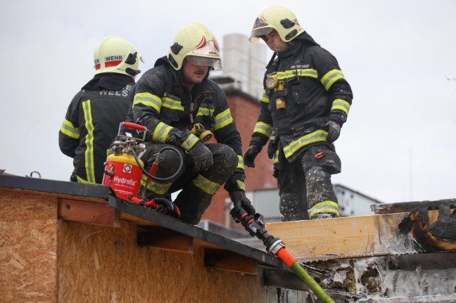 Brand eines Technikgebudes bei einem Unternehmen in Wels-Pernau