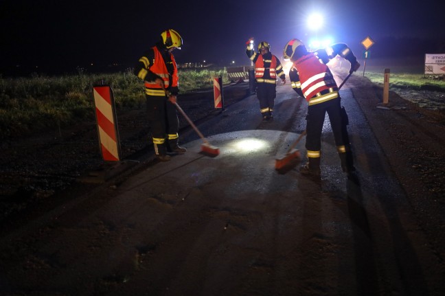 Quer durch Kreisverkehr-Baustelle: Alkolenker auf Wiener Straße bei Lambach verunfallt