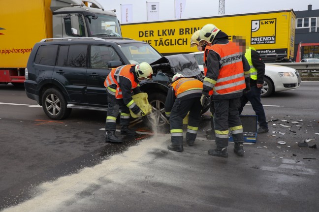 Auffahrunfall zwischen PKW, Klein-LKW und LKW vor Kreuzungsbereich in Wels-Schafwiesen