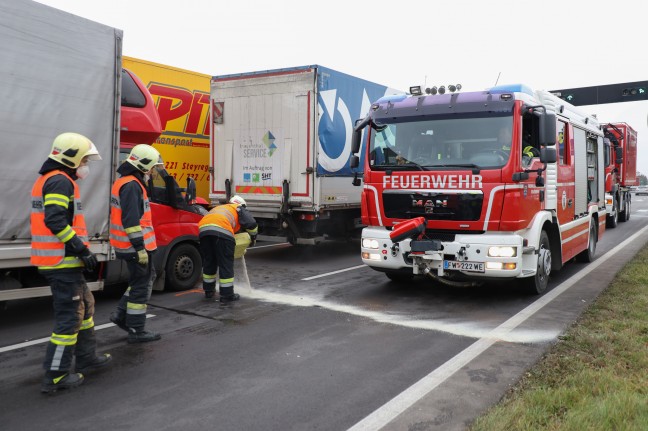 Auffahrunfall zwischen PKW, Klein-LKW und LKW vor Kreuzungsbereich in Wels-Schafwiesen