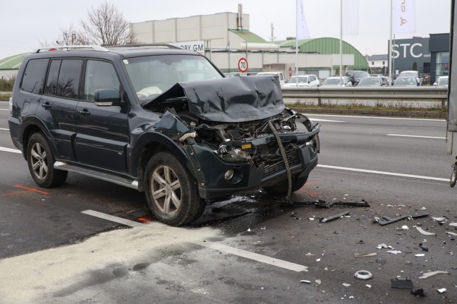 Auffahrunfall zwischen PKW, Klein-LKW und LKW vor Kreuzungsbereich in Wels-Schafwiesen