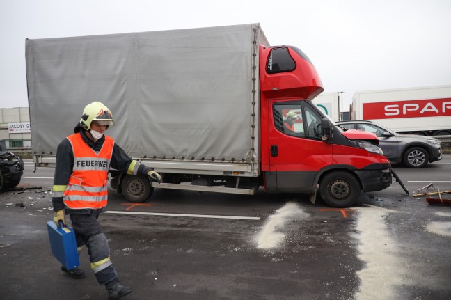 Auffahrunfall zwischen PKW, Klein-LKW und LKW vor Kreuzungsbereich in Wels-Schafwiesen