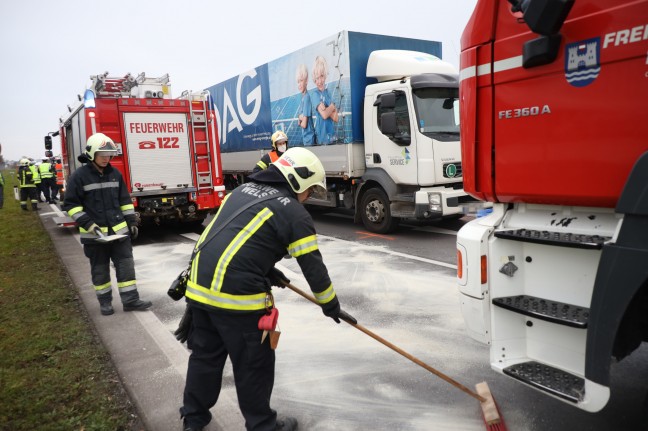 Auffahrunfall zwischen PKW, Klein-LKW und LKW vor Kreuzungsbereich in Wels-Schafwiesen