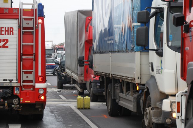 Auffahrunfall zwischen PKW, Klein-LKW und LKW vor Kreuzungsbereich in Wels-Schafwiesen