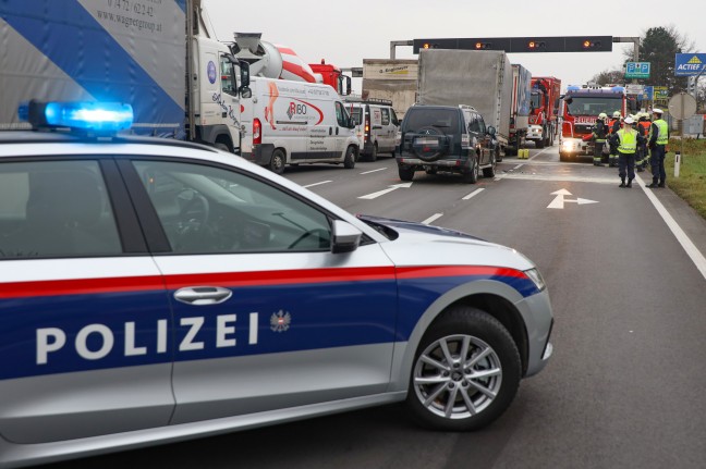 Auffahrunfall zwischen PKW, Klein-LKW und LKW vor Kreuzungsbereich in Wels-Schafwiesen