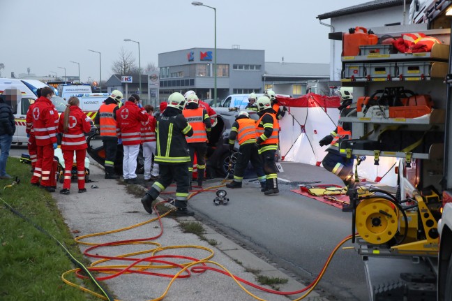 Autolenkerin nach schwerem Crash in Wels-Lichtenegg aus berschlagenem PKW befreit