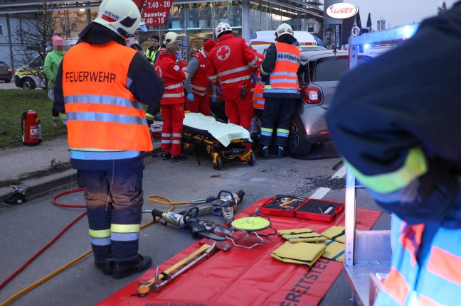 Autolenkerin nach schwerem Crash in Wels-Lichtenegg aus berschlagenem PKW befreit