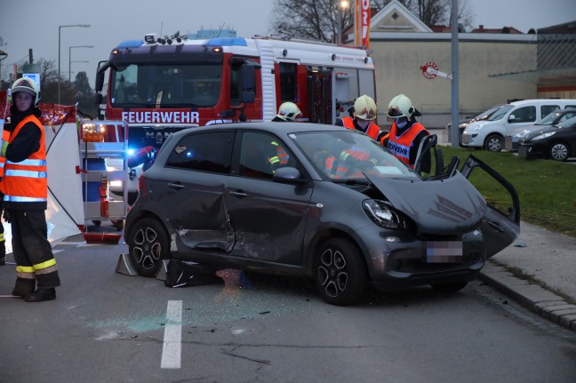 Autolenkerin nach schwerem Crash in Wels-Lichtenegg aus berschlagenem PKW befreit