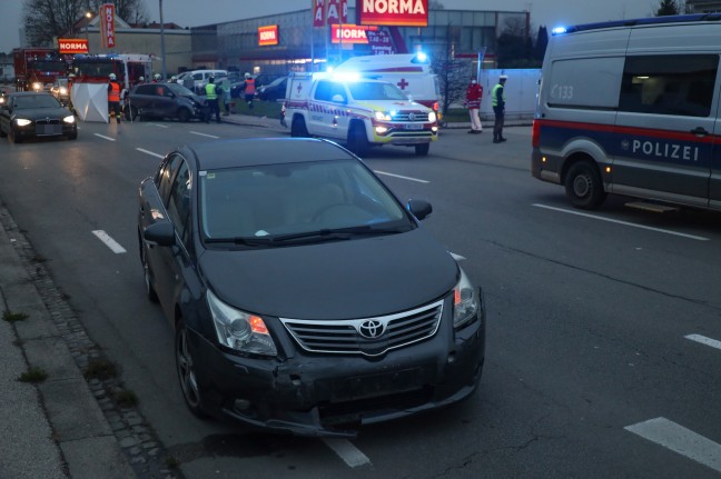 Autolenkerin nach schwerem Crash in Wels-Lichtenegg aus berschlagenem PKW befreit