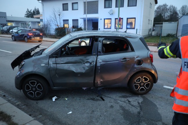 Autolenkerin nach schwerem Crash in Wels-Lichtenegg aus berschlagenem PKW befreit