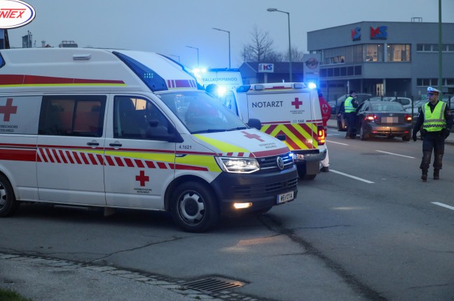 Autolenkerin nach schwerem Crash in Wels-Lichtenegg aus berschlagenem PKW befreit