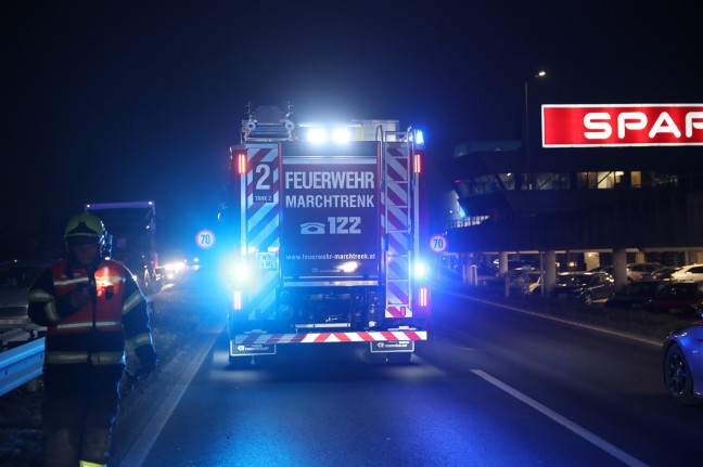 Aufrumarbeiten nach Auffahrunfall auf Wiener Strae in Marchtrenk