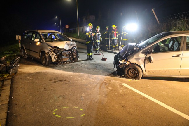 Drei Verletzte bei Frontalcrash zweier PKW in Offenhausen