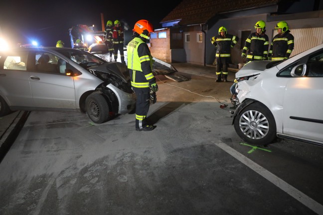 Drei Verletzte bei Frontalcrash zweier PKW in Offenhausen