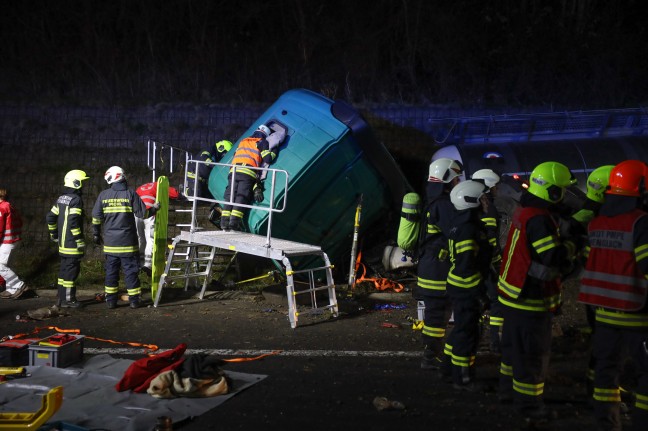 Gefahrstoff-LKW auf Innkreisautobahn bei Meggenhofen schwer verunfallt
