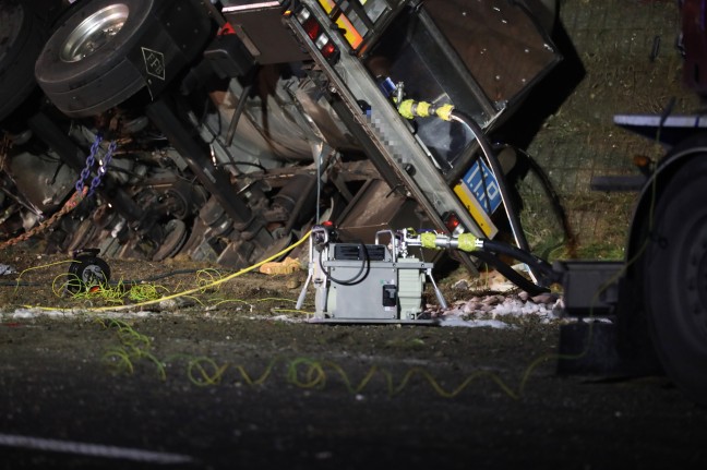 Gefahrstoff-LKW auf Innkreisautobahn bei Meggenhofen schwer verunfallt