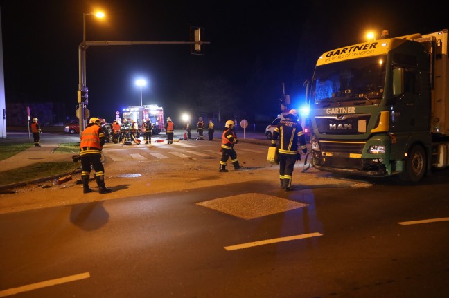 Beifahrer nach Crash mit LKW in Wels-Waidhausen durch Feuerwehr aus Unfallfahrzeug gerettet