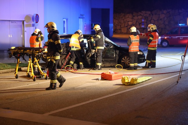 Beifahrer nach Crash mit LKW in Wels-Waidhausen durch Feuerwehr aus Unfallfahrzeug gerettet