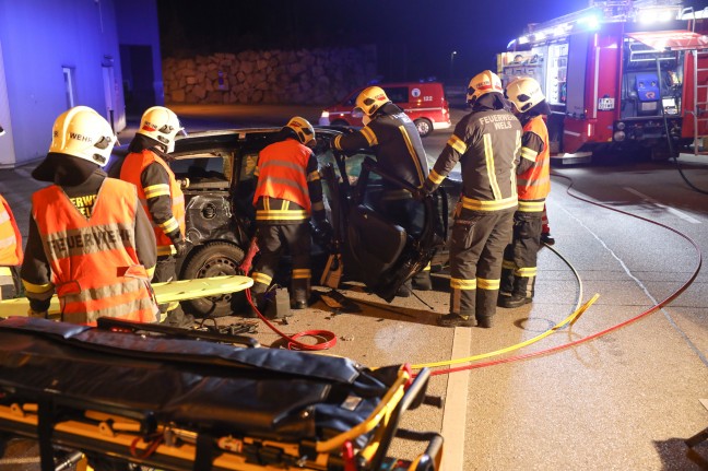 Beifahrer nach Crash mit LKW in Wels-Waidhausen durch Feuerwehr aus Unfallfahrzeug gerettet