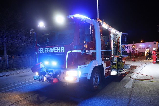 Beifahrer nach Crash mit LKW in Wels-Waidhausen durch Feuerwehr aus Unfallfahrzeug gerettet