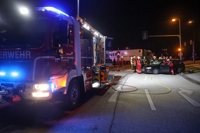 Beifahrer nach Crash mit LKW in Wels-Waidhausen durch Feuerwehr aus Unfallfahrzeug gerettet