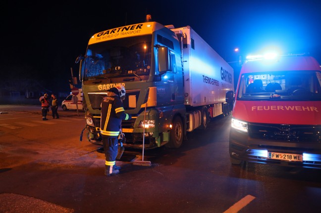 Beifahrer nach Crash mit LKW in Wels-Waidhausen durch Feuerwehr aus Unfallfahrzeug gerettet