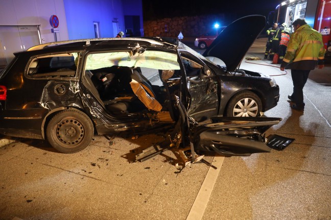 Beifahrer nach Crash mit LKW in Wels-Waidhausen durch Feuerwehr aus Unfallfahrzeug gerettet