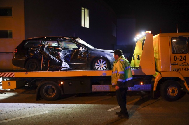 Beifahrer nach Crash mit LKW in Wels-Waidhausen durch Feuerwehr aus Unfallfahrzeug gerettet