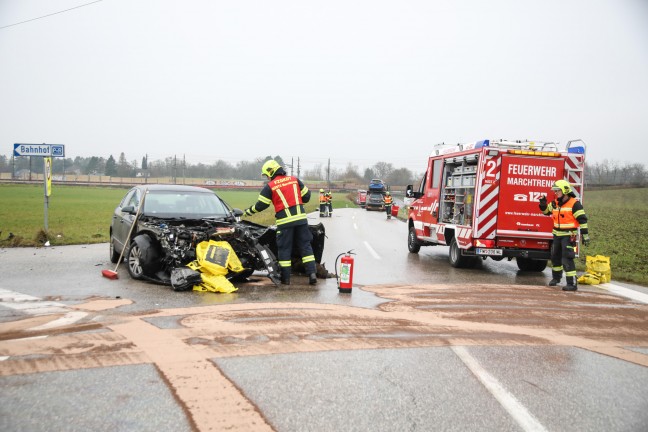 Unfall zwischen PKW und Autotransporter in Marchtrenk