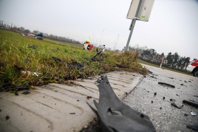 Unfall zwischen PKW und Autotransporter in Marchtrenk