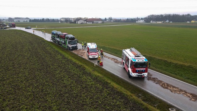 Unfall zwischen PKW und Autotransporter in Marchtrenk